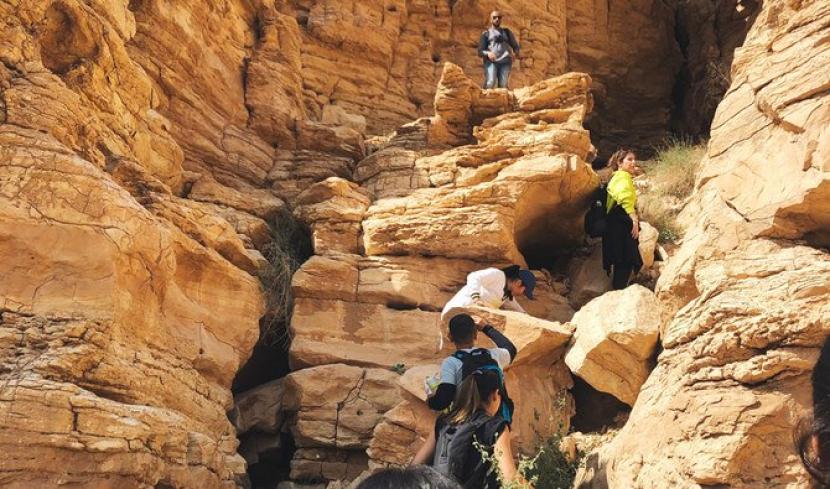Warga Arab Saudi Siap Menjawab Tantangan Wisata Alam Hiking di pegunungan Abha menjadi salah satu wisata alam yang ditawarkan Arab Saudi.