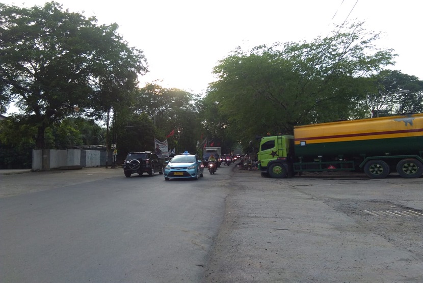 Hilir mudik kendaraan di Jalan Kaliabang, Kota Bekasi. Retizen melaporkan bau menyengat di jalan ini yang amat mengganggu pengendara