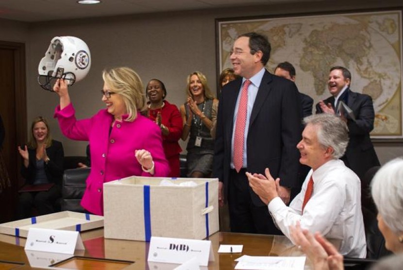 Hillary Clinton dan hadiah dari para stafnya