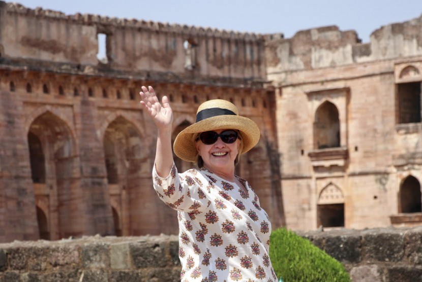 Hillary Clinton melambaikan tangannya ke media usai mengunjungi monumen Jahaz Mahal di India, (12/8).