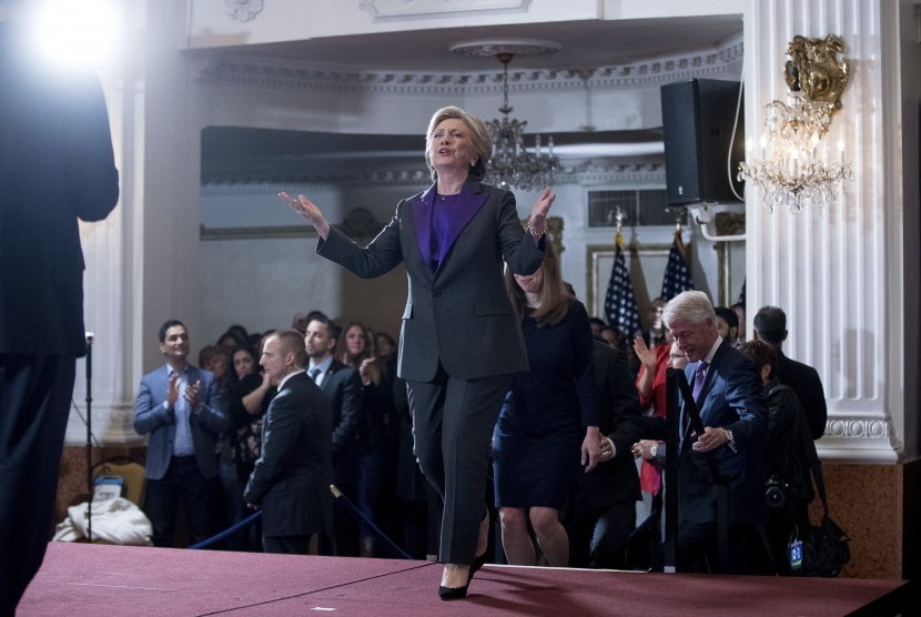 Hillary Clinton mengenakan setelan ungu saat akan menyampaikan pidato konsesinya usai pertarungannya di Pilpres AS dikalahkan oleh Donald Trump.
