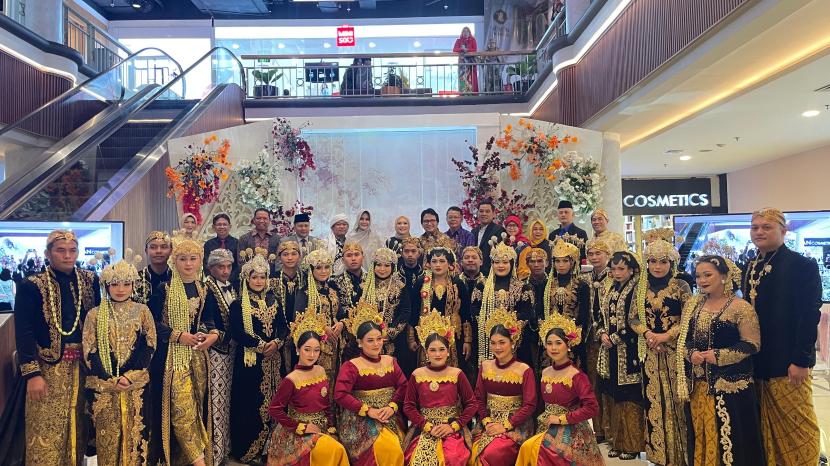 Himpunan Bumi Alumni (PBA) organisasi yang bergerak di bidang pemberdayaan UMKM menyelenggarakan kembali acara nikah bersama yang diikuti oleh 11 pasangan Pengantin. Acara nikah dilangsungkan bersamaan dengan HUT PBA yang ke 4. PBA juga menyelenggarakan bazaar dan eksibisi pelaku bisnis UMKM selama dua hari di D’ Botanical, Bandung, Ahad (29/9/2024).