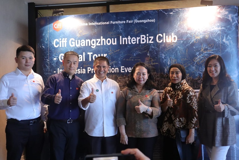 Himpunan Industri Mebel dan Kerajinan Indonesia (HIMKI) bekerja sama dengan CFTE (China Foreign Trade Guangzhou Exhibition General Corp., penyelenggara pameran China International Furniture Fair dalam rangka mengenalkan dan mempromosikan pameran China International Furniture Fair (CIFF) yang saat ini merupakan pameran terbesar furnitur di dunia.