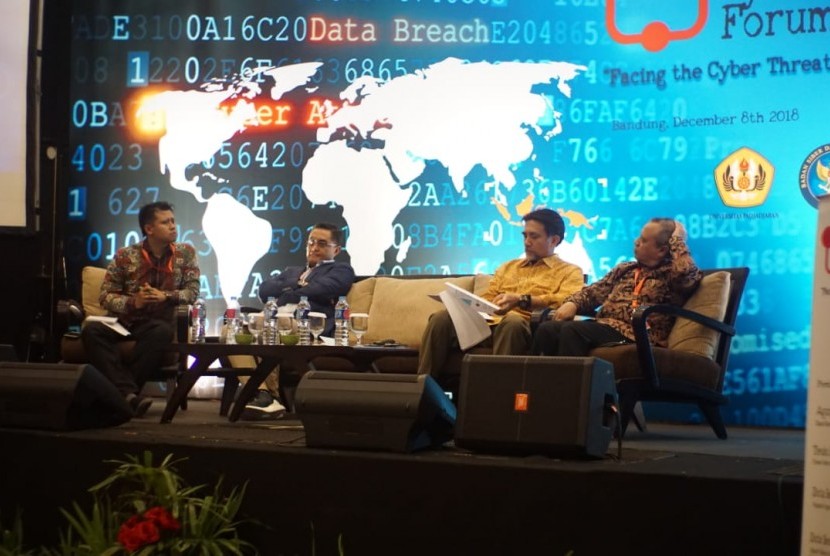 Himpunan Mahasiswa HI FISIP Unpad bekerjasama,Badan Siber dan Sandi Negara (BSSN) dan Aequalis Consultant menyelenggarakan Seminar Nasional bertajuk Indonesia Cyber Diplomasi Forum 2018 di Hotel Holiday Inn, Kota Bandung, akhir pekan lalu.