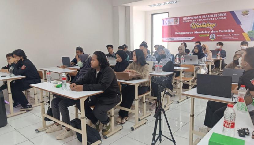 Himpunan Mahasiswa (Hima) Rekayasa Perangkat Lunak (RPL) Kampus Digital Kreatif Universitas BSI (Bina Sarana Informatika) sukses menyelenggarakan workshop dengan tema penggunaan Software Mendeley dan Turnitin.