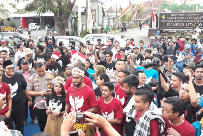 Himpunan Mahasiswa Islam (HMI), Gerakan Mahasiswa Nasional Indonesia (GMNI) Malang dan mahasiswa Papua mengadakan aksi damai Bhineka Tunggal Ika Indah di Bumi Arema, di Simpang Balapan, Kota Malang, Jumat (23/8). 