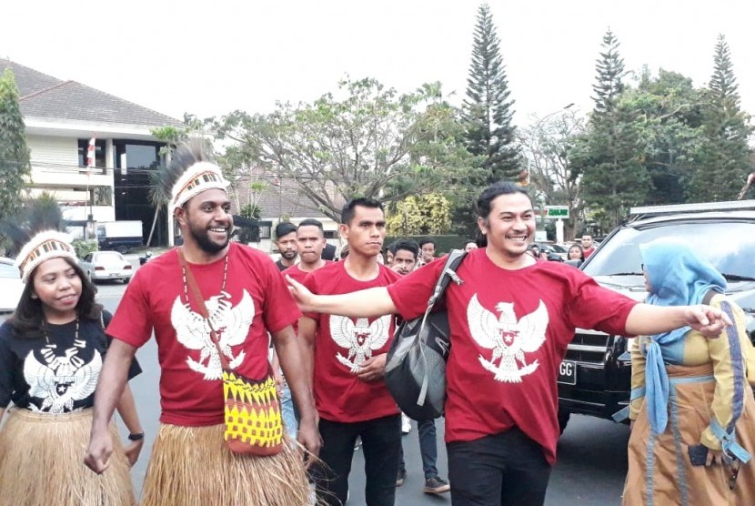 Himpunan Mahasiswa Islam (HMI), Gerakan Mahasiswa Nasional Indonesia (GMNI) Malang dan mahasiswa Papua mengadakan aksi damai Bhineka Tunggal Ika Indah di Bumi Arema, di Simpang Balapan, Kota Malang, Jumat (23/8). 