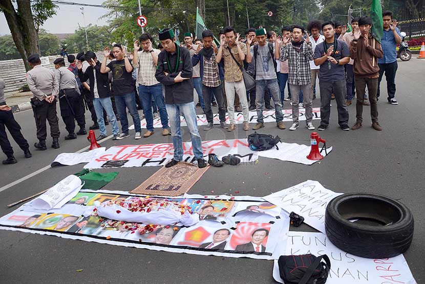 Himpunan Mahasiswa Islam (HMI) menggelar aksi shalat jenazah sebagai simbol matinya hukum Indonesia yang tidak bisa tegas terhadap kasus-kasus para calon pemimpin yang akan bertarung pada Pemilu 2014 di depan Gedung Sate, Kota Bandung, Kamis (27/2).