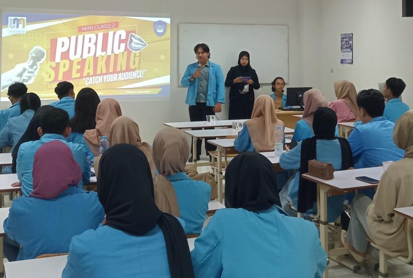 Himpunan Mahasiswa Manajemen (HIMMA) Universitas Nusa Mandiri (UNM) sukses melaksanakan kegiatan Mini Class 2 dengan tema Public Speaking “Catch Your Audience” pada Sabtu, 5 Oktober 2024 di UNM kampus Margonda.