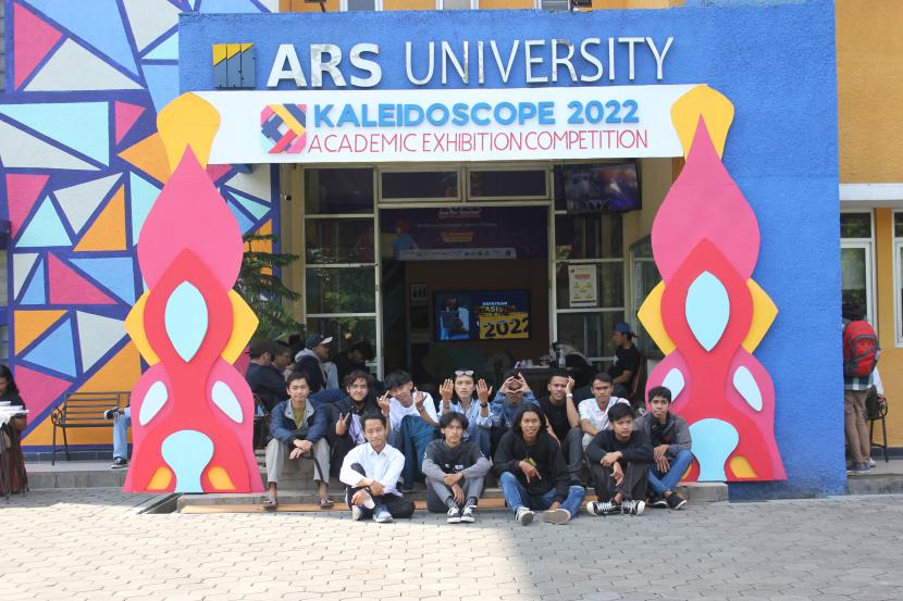 Himpunan Mahasiswa Program Studi Desain Komunikasi Visual ARS University menggelar Kaleidoscope.