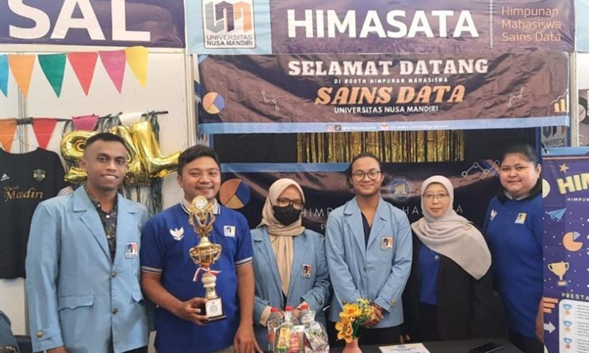 Himpunan Mahasiswa Sains Data (Himasata) Universitas Nusa Mandiri (UNM) sukses berpartisipasi pada Pengenalan Kehidupan Kampus bagi Mahasiswa Baru (PKKMB) yang dilaksanakan pada Rabu (16/9/2023) lalu.
