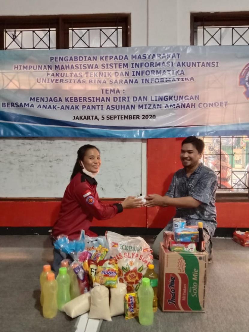 Himpunan Mahasiswa Sistem Informasi Akuntansi (HIMASA) UBSI mengunjungi Panti Asuhan Mizan Amanah Condet,  Jakarta Timur, Sabtu (5/9). 
