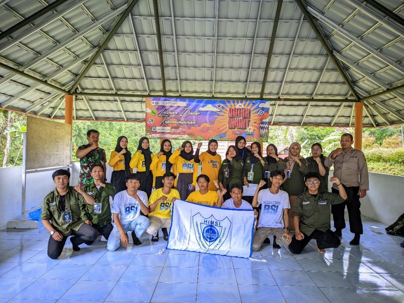 Himpunan Mahasiswa Sistem Informasi (HIMSI) Universitas BSI (Bina Sarana Informatika) kampus Purwokerto mengadakan kegiatan Latihan Dasar Kepemimpinan (LDK), di Curug Bayan Baturraden, Purwokerto, Jawa Tengah.