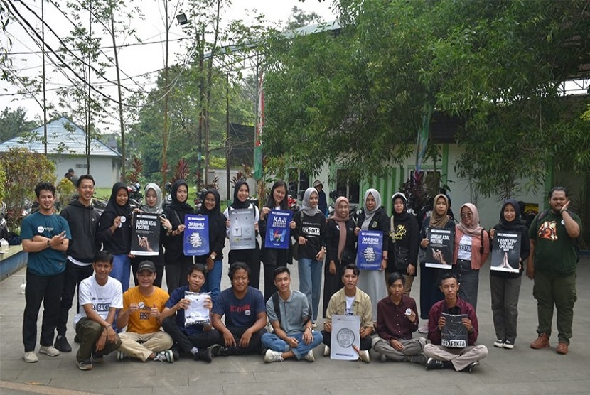 Himpunan Mahasiswa Teknik Informatika (HIMATIK) Universitas BSI (Bina Sarana Informatika) kampus Pontianak dengan bangga berpartisipasi dalam kegiatan Boardgame Fandom yang diselenggarakan oleh Masyarakat Anti Fitnah Indonesia (Mafindo) Korwil Pontianak, Kalimantan Barat, Ahad (1/10/2023).