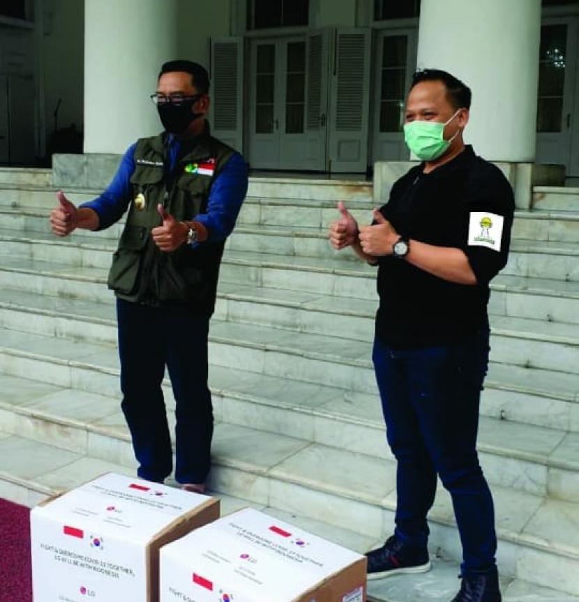 Himpunan Pengusaha Muda Indonesia (Hipmi) Jawa Barat menyalurkan bantuan 5 ribu unit polymerase chain reaction (PCR) diagnostic test kit atau swab test kit Covid-19 kepada Pemprov Jabar.