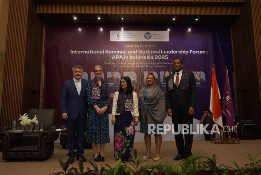 Himpunan Psikologi Indonesia (HIMPSI) bekerja sama dengan American Psychological Association (APA) sukses menyelenggarakan International Seminar and National Leadership Forum APA in Indonesia 2025. Seminar ini menjadi yang pertama kalinya bagi APA, asosiasi psikologi terbesar di dunia, menggelar seminar di Indonesia, yang dihadiri oleh lebih dari 200 peserta dari berbagai latar belakang.