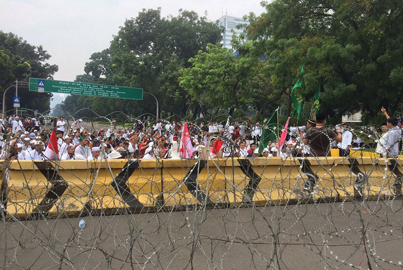 Hindari bentrok, polisi Pasang besi pembatas dengam demonstran di depan Monas, jalan merdeka timur, Jumat (4/11)