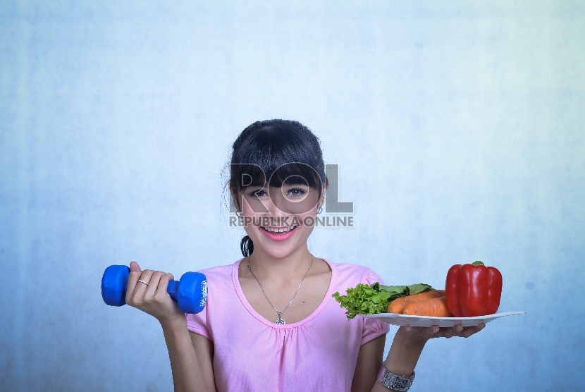 Hindari makan berlebihan usia berolahraga.