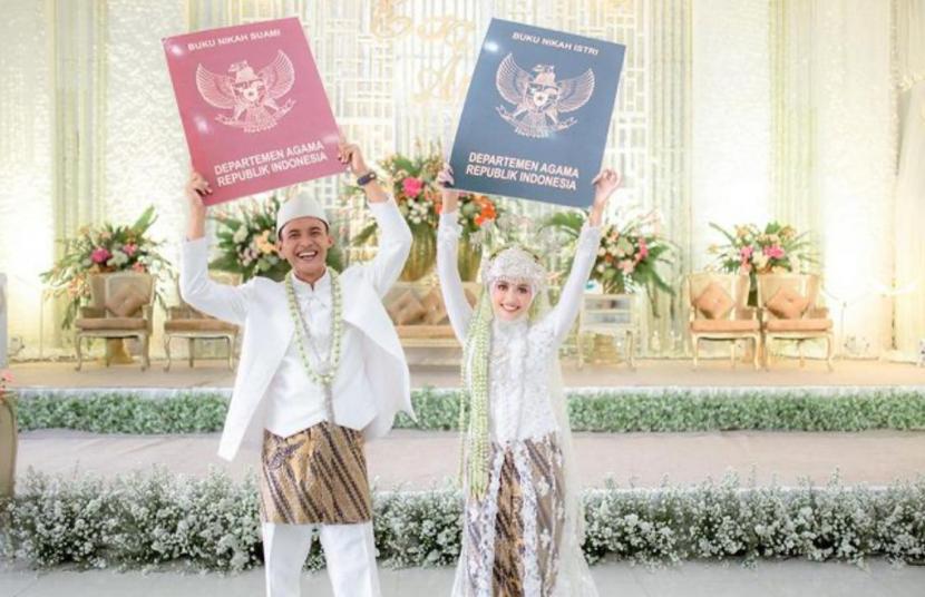 Selain mendapatkan buku nikah, pasangan pengantin baru di Indramayu langsung mendapatkan KTP dan Kartu Keluarga baru usai melangsungkan ijab kabul.
