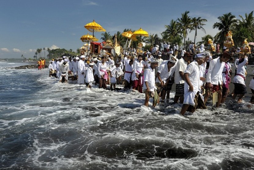 Hindus perform their religious ritual in Bali. (illustration)