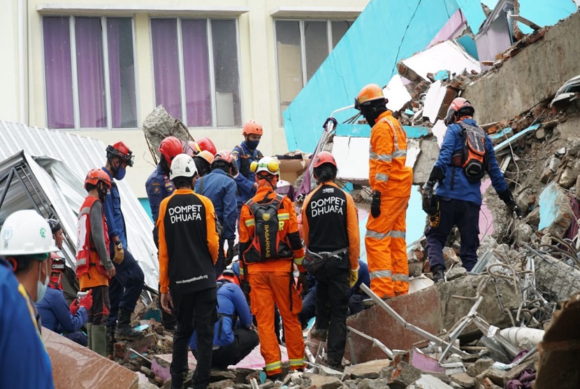Hingga Ahad (17/1) sejumlah relawan bersama tim SAR DMC DD mensisir sejumlah korban yang tertimpa material puing-puing diakibatkan gempa yang terjadi secara berturut-turut, dengan kekuatan 5,9 SR dan 6,2 SR yang berlokasi di Majene, Sulawesi Barat. 