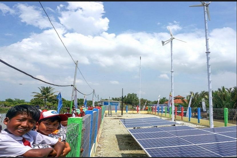 Hingga Oktober 2023, energi bersih Pertamina telah menjangkau 63 desa di seluruh Indonesia. Dengan memanfaatkan energi surya, air, angin dan biogas, Desa Energi Berdikari Pertamina berhasil mengurangi emisi karbon hingga 565.978 ton setiap tahunnya. 
