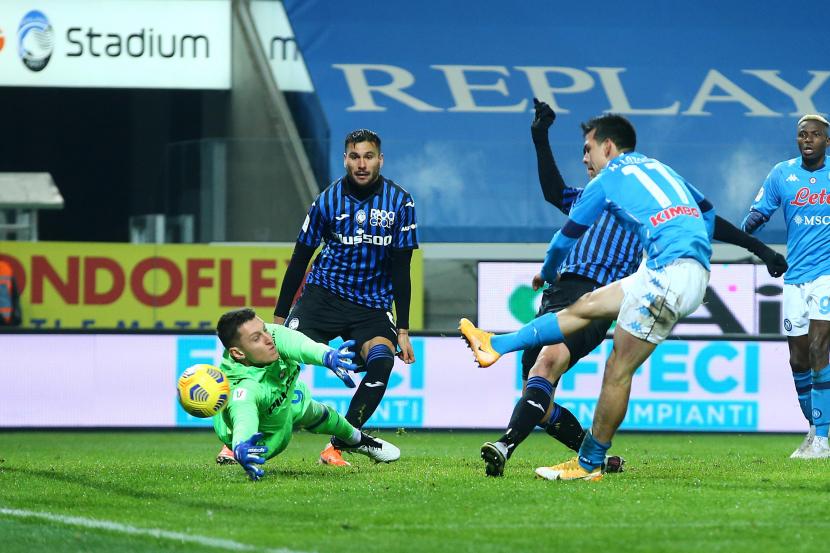 Hirving Lozano (kanan) mencetak gol ke gawang Atalanta. Napoli tersingkir dari Coppa Italia setelah kalah dengan skor 3-1 dari Atalanta.