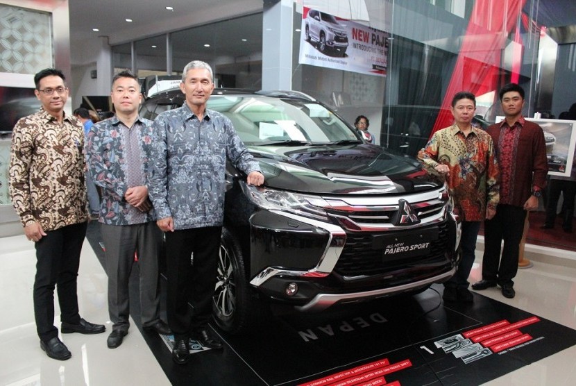 Hisashi Ishimaki, President Direktur PT KTB (ketiga dari kir), bersama manajemen PT KTB dan pimpinan dealer PT Berlian Maju Motor juga memperkenalkan All New Pajero Sport secara resmi di kota Palembang