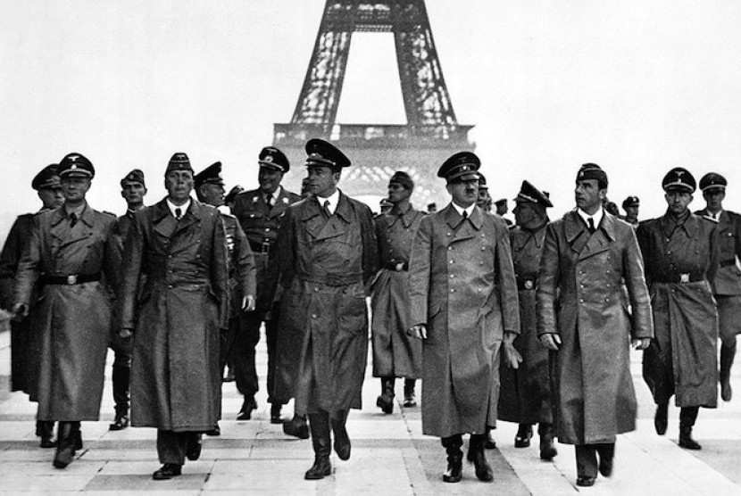 Hitler bersama pejabat Nazi di depan Menara Eiffel