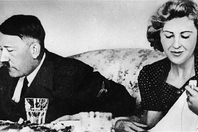 Hitler dan pasangannya Eva Braun saat menyantap hidangan