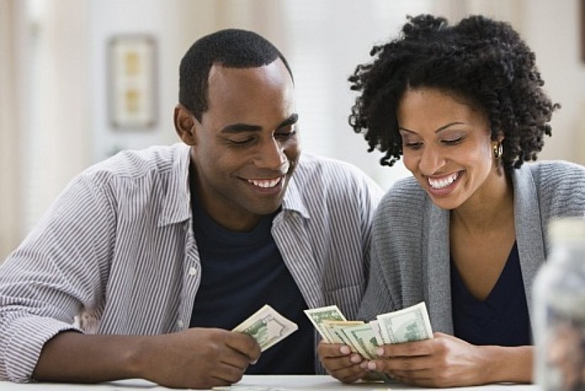 Hitunglah penghasilan suami istri dengan bijak untuk menghindari konflik/ilustrasi