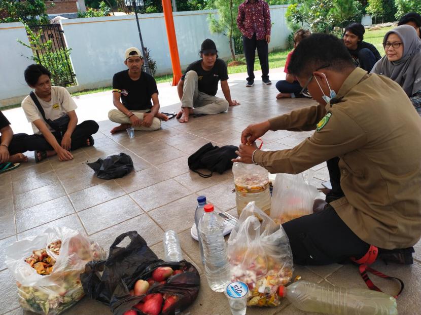 Hizbul Wathan Universitas Muhammadiyah Jakarta (HW UMJ) Bersama mahasiswa dari beberapa Fakultas di Universitas Muhammadiyah Jakarta, berupaya mengatasi sampah ini dengan membuat cairan serba guna Eko-Enzim