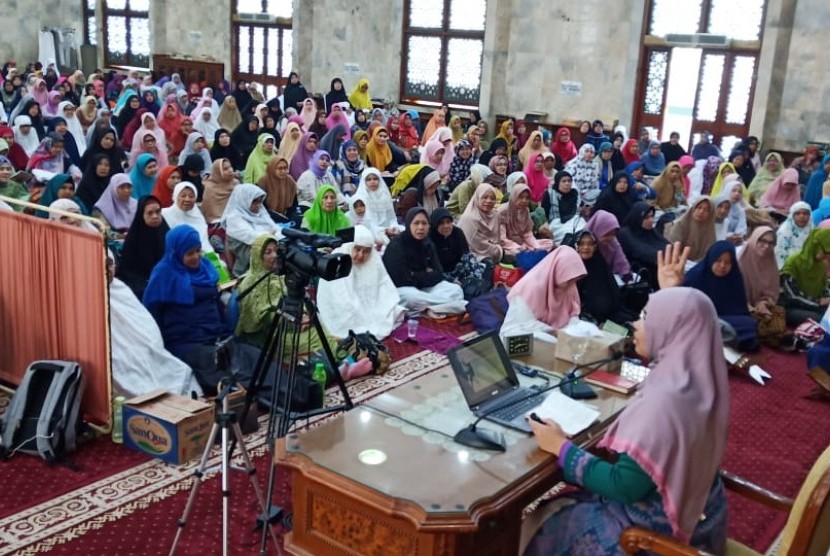 Penceramah wanita di Masjid Agung Sunda Kelapa (MASK) Menteng, Jakarta, Pusat (ilustrasi). Masjid Agung Sunda Kelapa memberikan layanan untuk jamaah  