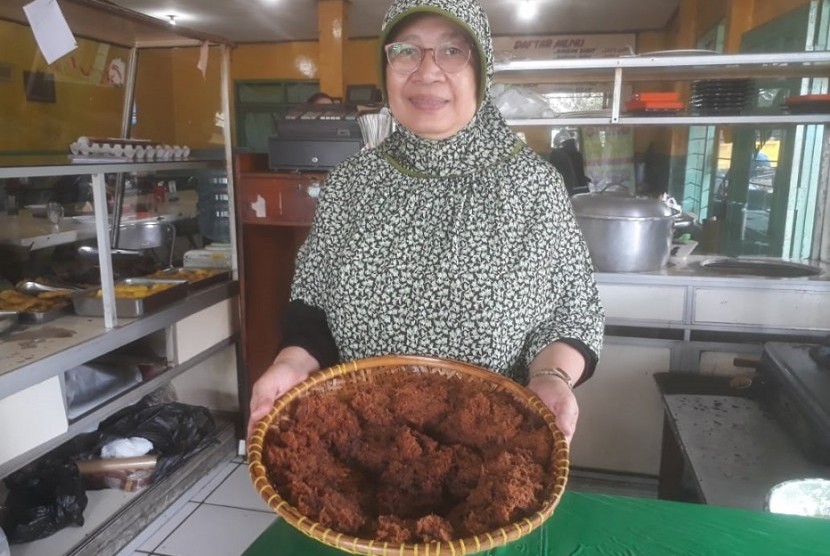 Hj Wiwin Rukmini, pemilik rumah makan gepuk dan sate Cilampeni di Katapang, Kabupaten Bandung. Gepuk Hj Wiwin menjadi kuliner yang favorit diburu masyarakat.