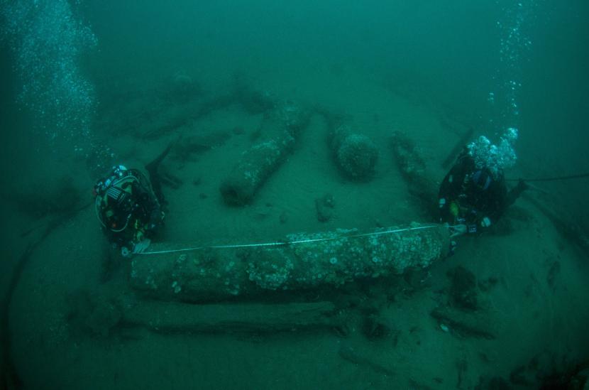  HMS Gloucester kandas saat melintasi gundukan pasir di lepas kota Great Yarmouth di pantai timur Inggris. Bangkai kapal Gloucester ditemukan pada 2007 oleh Julian dan Lincoln Barnwell bersaudara dan lainnya setelah pencarian selama empat tahun.