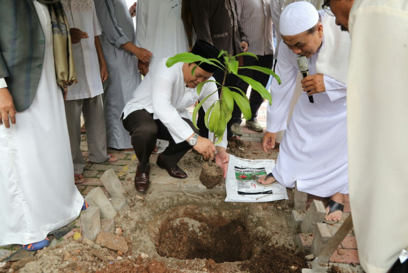 HNW menanam pohon di Pondok Pesantren Takhassus Daarul Qur'an, Kemang.