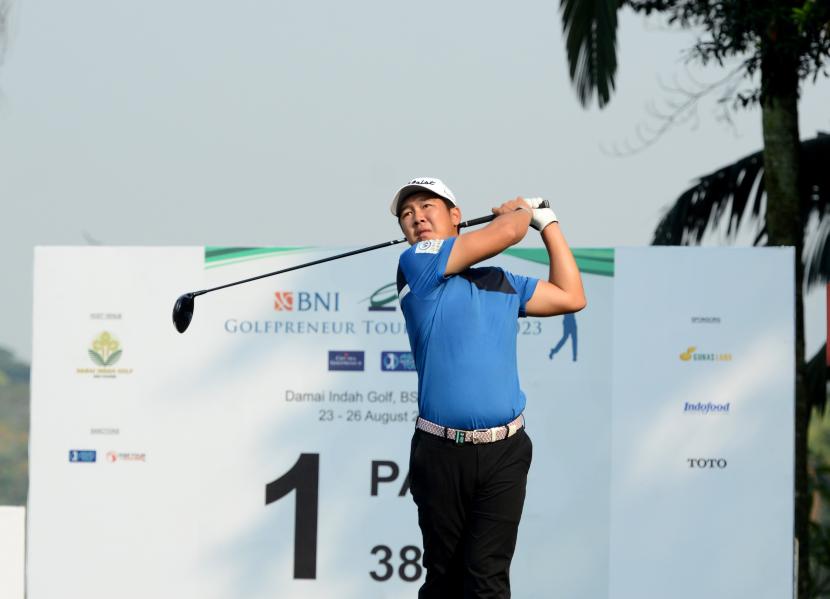 Ho Yu-Cheng (Taipei) mendepak Yuvraj Singh Sandhu (India) dari posisi puncak klasemen di hari ketiga BNI Ciputra Golfpreneur Tournament 2023 di Damai Indah Golf-BSD Course, Banten, Jumat (25/8/2023).