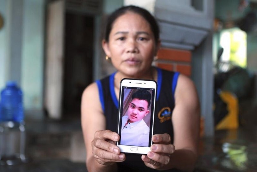 Hoang Thi Ai dari distrik Dien Chau, Nghe An, menunjukkan foto putranya Hoang Van Tiep yang dikhawatirkan menjadi salah satu korban dari 39 jenazah yang ditemukan dalam truk kontainer di Inggris, Senin (28/10).