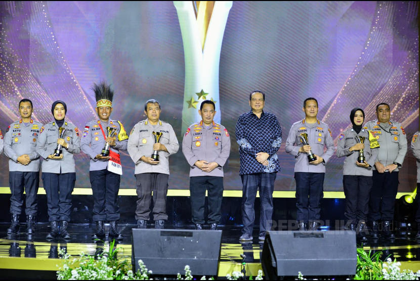Kapolri Jenderal Listyo Sigit Prabowo menghadiri penganugerahan penghargaan Hoegeng Awards 2023, di Gedung The Tribrata Dharmawangsa, Jakarta Selatan, Jumat, (14/7/2023) malam.