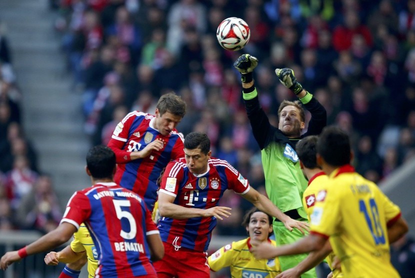 Hoffenheim's goalkeeper Oliver Baumann (2nd R) makes a save during their German first division Bundesliga soccer match against Bayern in Munich November 22, 2014. 