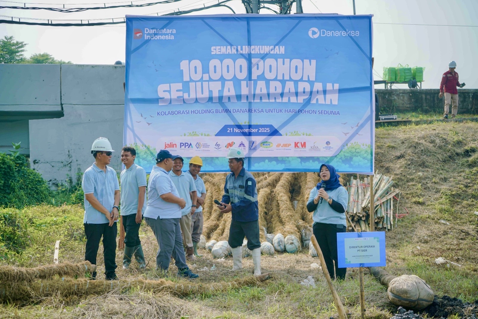Holding BUMN Danareksa melakukan penanaman 10 ribu pohon di kawasan industri.