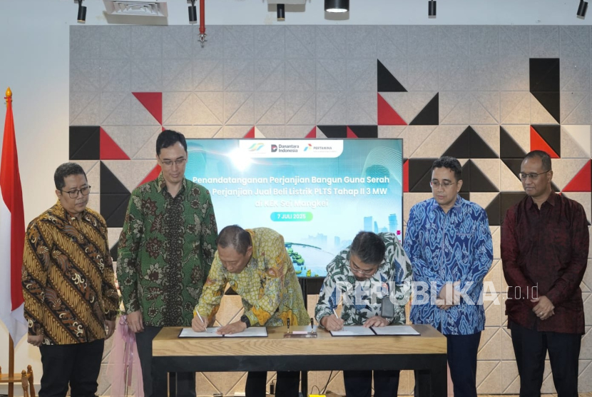 Holding Perkebunan Nusantara, PT Perkebunan Nusantara III (Persero), bersama Pertamina New & Renewable Energy (Pertamina NRE), membangun Pembangkit Listrik Tenaga Surya (PLTS) berkapasitas 3 Megawatt (MW) di Kawasan Ekonomi Khusus (KEK) Sei Mangkei, Sumatera Utara.