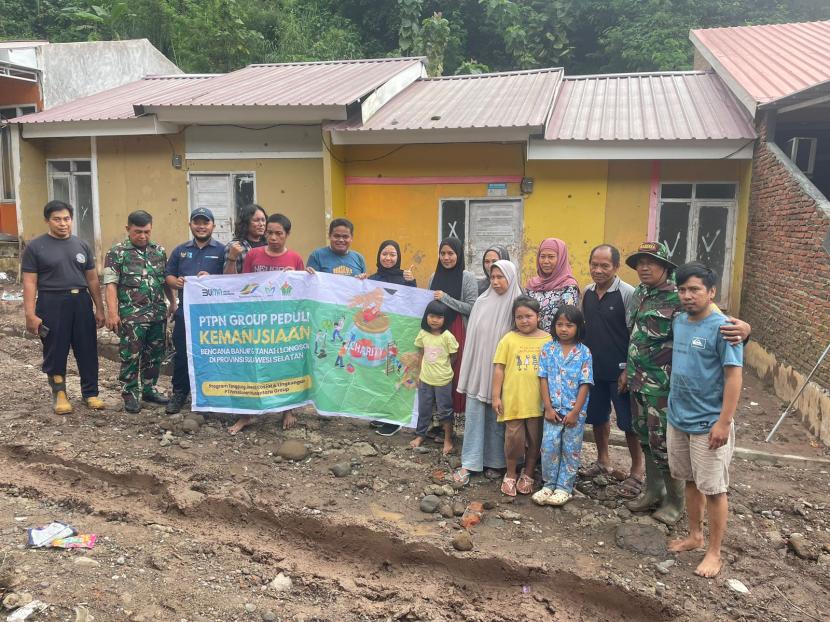Holding Perkebunan Nusantara PTPN III (Persero) bersama dengan anak perusahaannya Subholding PTPN IV PalmCo menyalurkan seribu paket sembako kepada korban terdampak terjangan banjir yang melanda Luwu, Provinsi Sulawesi Selatan.