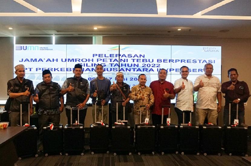 Holding Perkebunan Nusantara PTPN III (Persero) melalui anak usahanya memberangkatkan para petani tebu berprestasi operasional giling 2022 untuk umrah ke Tanah Suci Makkah pada Senin (8/5/2023). 