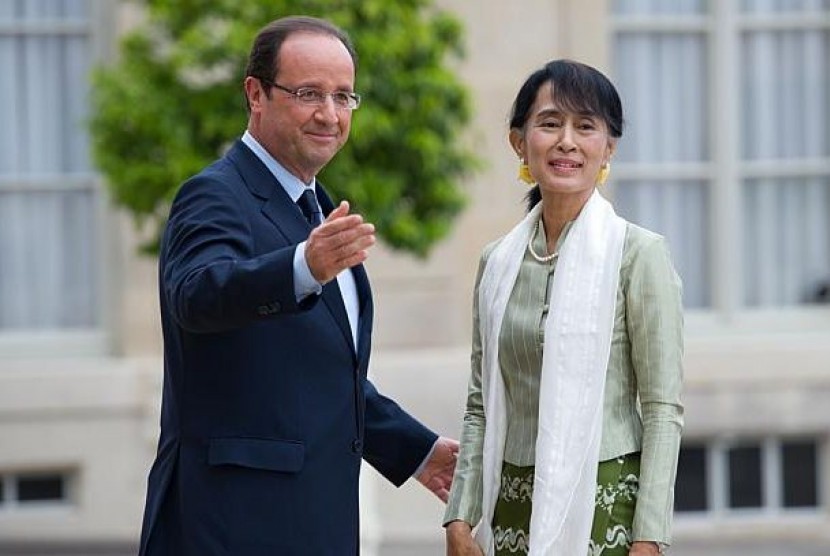 Hollande saat menerima Aung San Suu Kyi di Paris