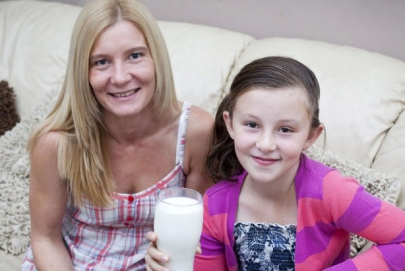 Holly Lindley (kanan) bersama sang ibu, Karen Shaw (kiri). Holly harus minum susu 6 liter sehari untuk bertahan hidup.