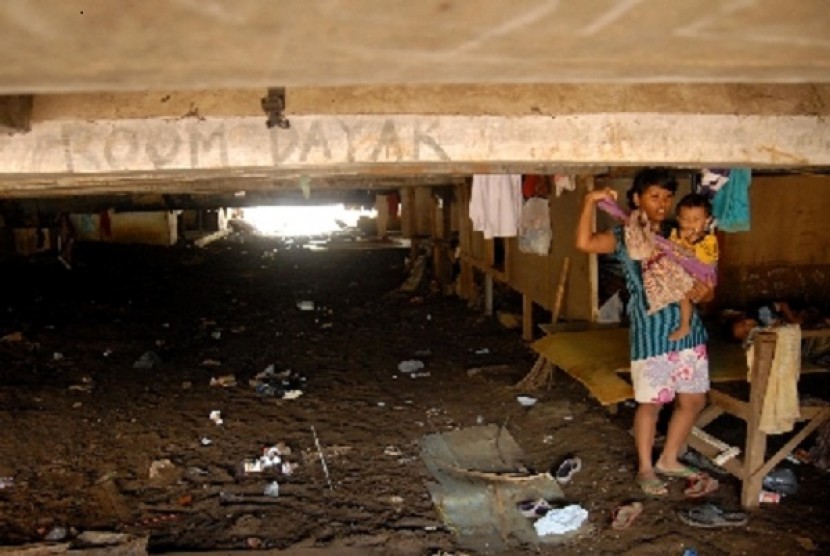 Homeless people live under highway bridge in East Jakarta. An analyst predicts that income inequality even getting wider in 2013. (illustration)   