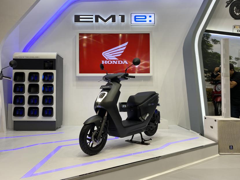 Honda meluncurkan sepeda motor listrik EM1 e: di Indonesia di ajang GIIAS di ICE BSD, Tangerang, Jumat (11/8/2023)