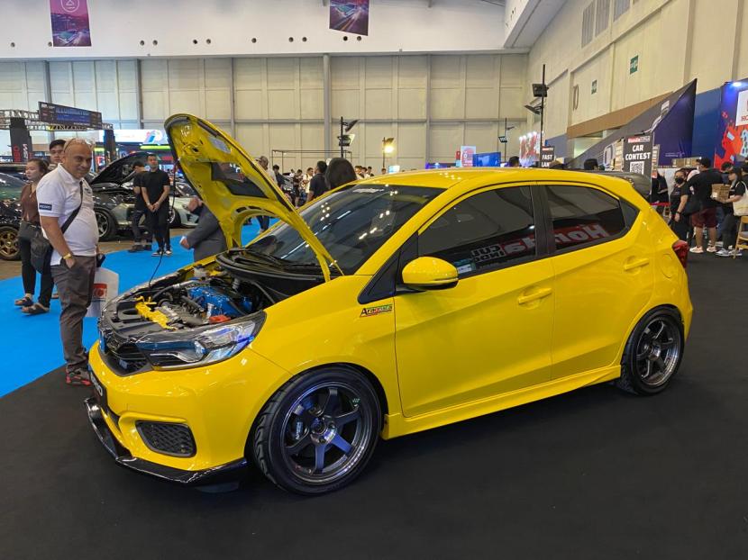 Honda menampilkan berbagai model legendaris lintas generasi Honda Civic EG, Honda Civic Type R versi Spoon Modification serta model populer Honda di Indonesia, Honda Brio Modification di IMX 2024.