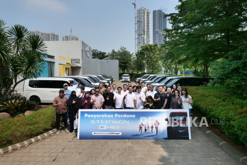 Honda resmi menyerahkan 20 unit perdana STEP WGN e:HEV kepada konsumen pertama di GIIAS 2025.